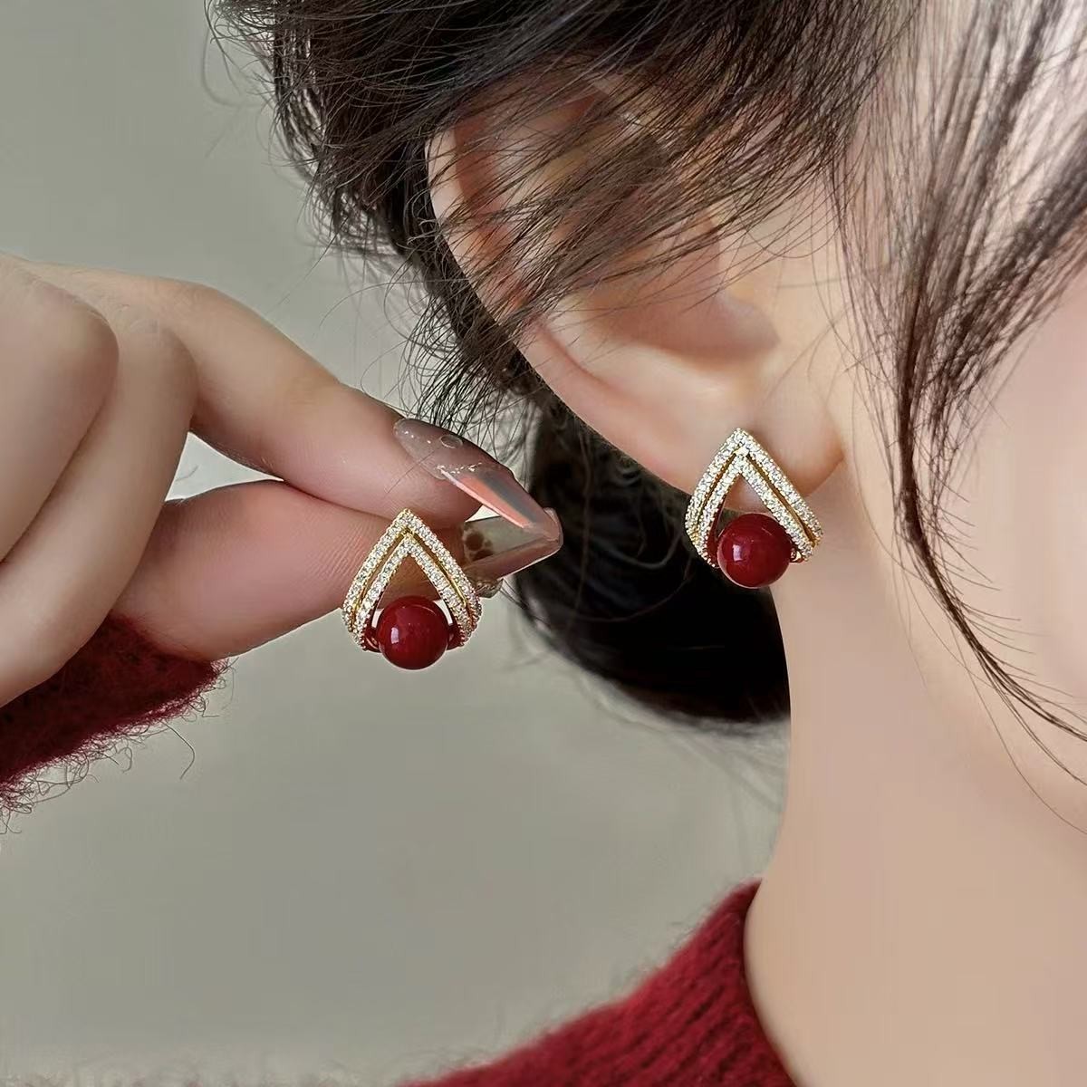 Brincos de Pérola Vermelha Vin - Pearl Stud Earrings avaliação e preço