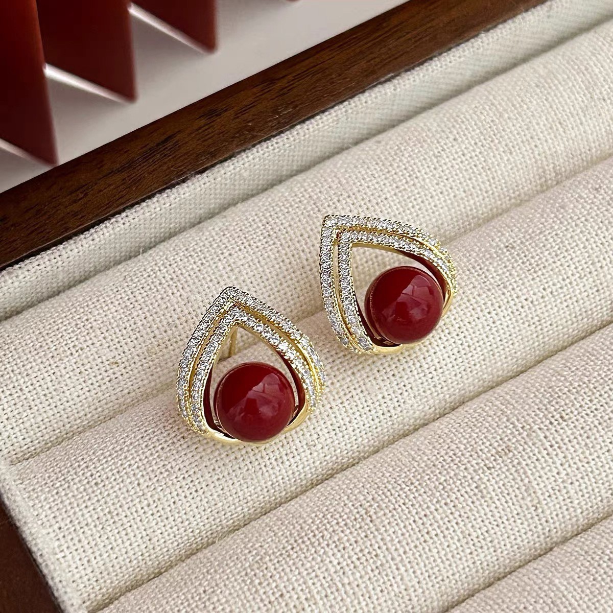Brincos de Pérola Vermelha Vin - Pearl Stud Earrings avaliação e preço